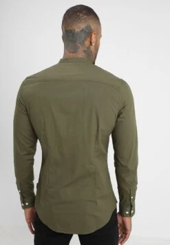 Pier One Muscle Fit Stand- Overhemd - Oliv 7 Pier One Muscle Fit Stand- Overhemd - Oliv -Pier One Winkel 6203a98ce2074a57aa2427fe331f99cb