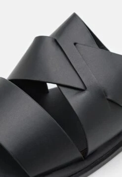 Pier One Muiltjes - Black 11 Pier One Muiltjes - Black -Pier One Winkel b50a1b42a3ee4cfaa6748df68bcbfe4c