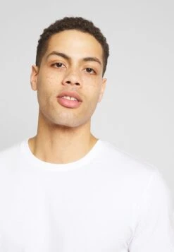 Pier One 3 Pack - T-Shirt Basic - White/Dark Blue/Red -Pier One Winkel bb58520a3fdd4addbd204975d9a479ed